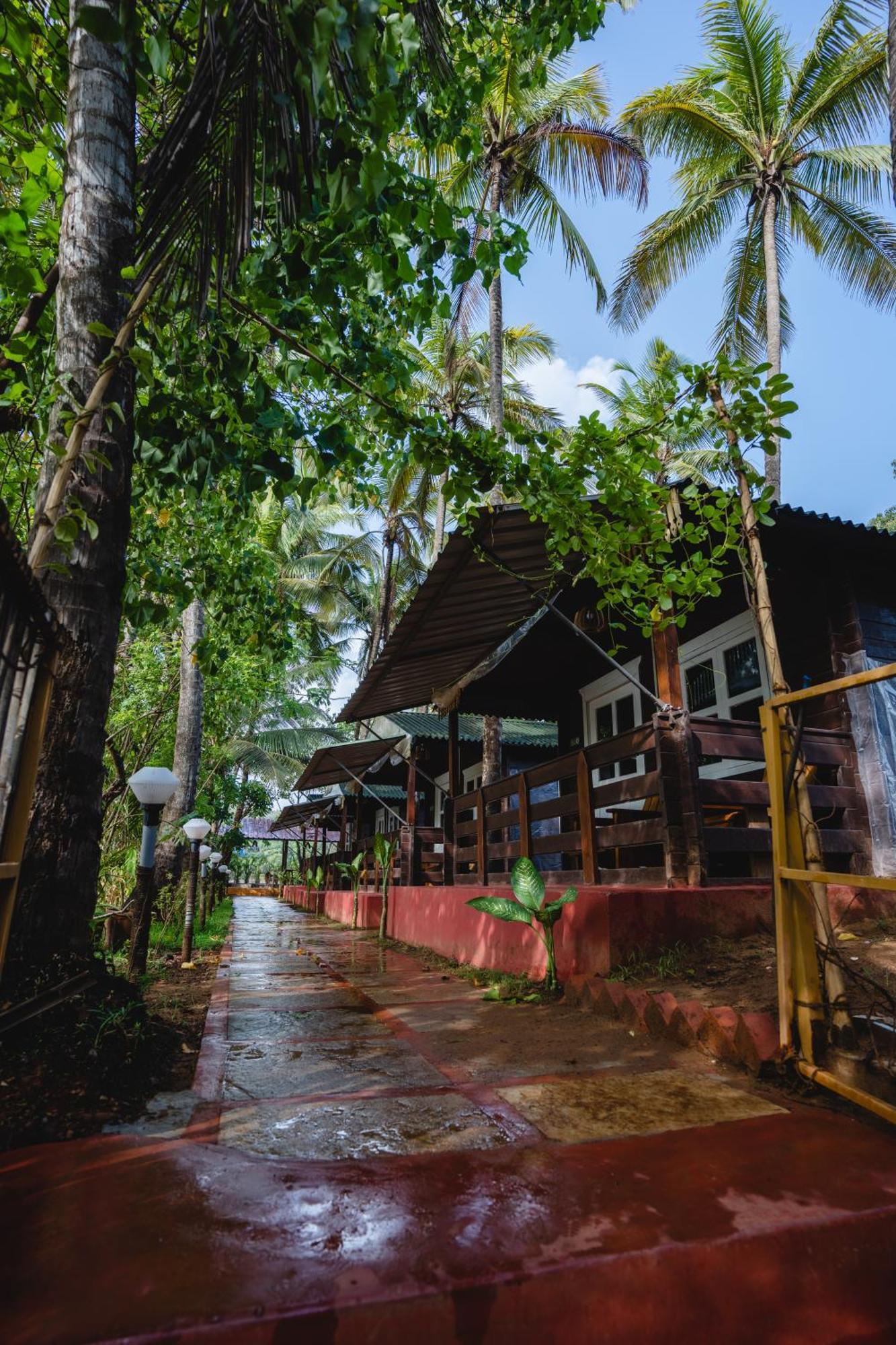 Lotus Feet Beach Resort Morjim Ngoại thất bức ảnh